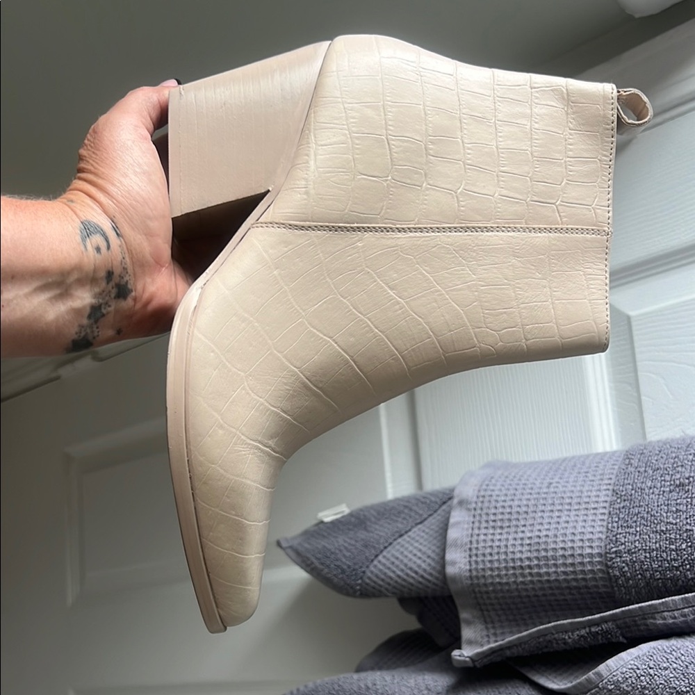 Seychelles Elegant Cream Ankle Boots
